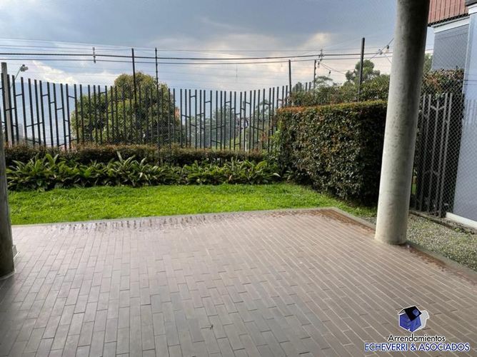 Casa de 4 alcobas en venta en Loma El Atravesado, Envigado, 321 m² · foto 18 de 19