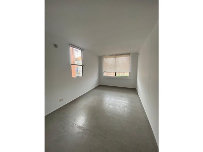 Apartamento de 3 alcobas en venta en Conjunto Residencial Pinares, Madrid, 60 m² · foto 2 de 10