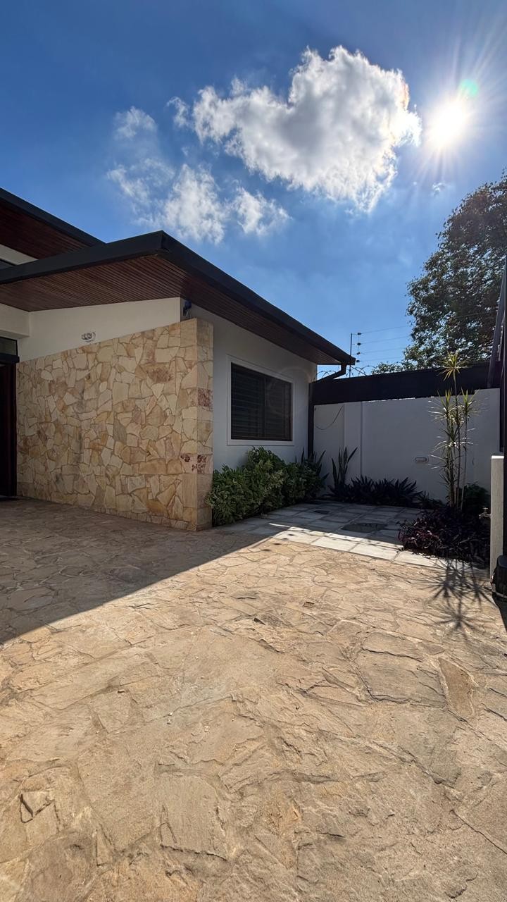 ALQUILO CASA A ESTRENAR DE 3 DORMITORIOS MAS AREA DE SERVICIO COMPLETA CON BAÑO EN BARRIO JARA — foto 2