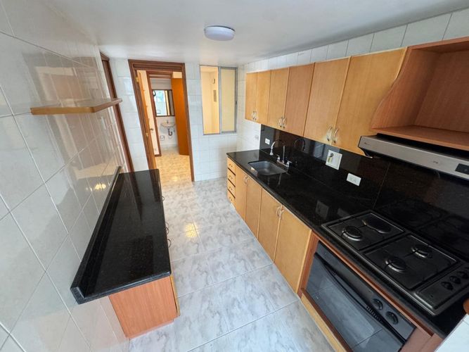 Apartamento de 4 alcobas en arriendo en Altos Del Poblado, Medellín, 100 m² · foto 2 de 24