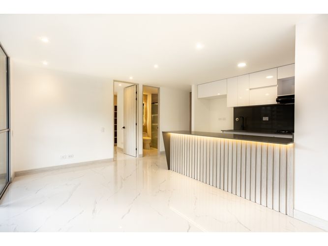 Apartamento de 3 alcobas en venta en Loma De San Jose, Sabaneta, 80 m² · foto 2 de 12