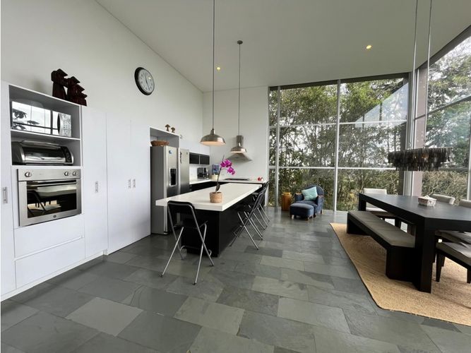 Casa de 3 alcobas en venta en Llano Grande, Medellín, 237 m² · foto 4 de 16