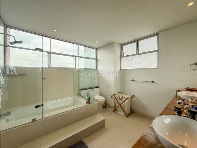 Apartamento de 3 alcobas en venta en Los Naranjos, Medellín, 222 m² · foto 10 de 14