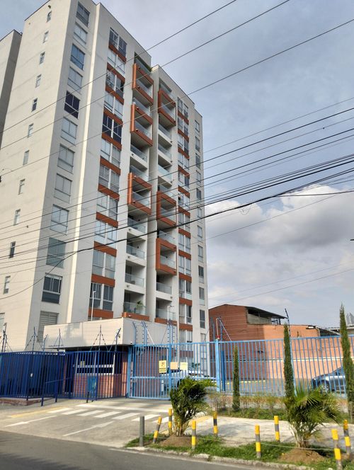 Apartamento de 2 alcobas en venta en Los Cambulos, Cali, 64 m² · foto 2 de 24