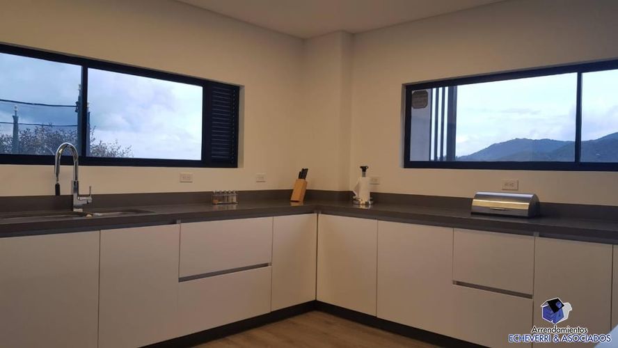 Casa de 4 alcobas en venta en Loma Del Escobero, Envigado, 1610 m² · foto 2 de 11