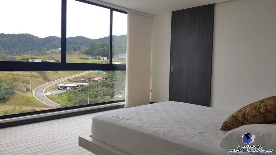 Casa de 4 alcobas en venta en Loma Del Escobero, Envigado, 1610 m² · foto 3 de 11