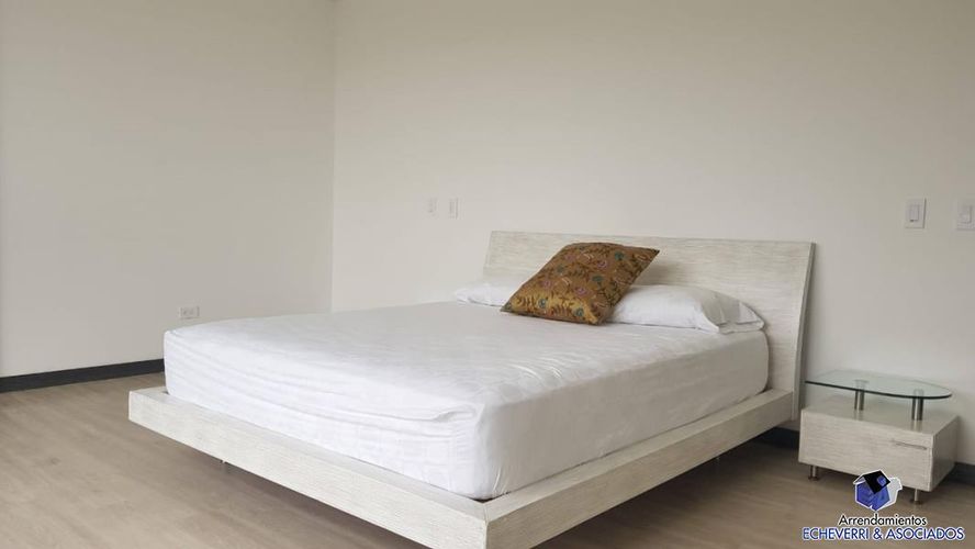 Casa de 4 alcobas en venta en Loma Del Escobero, Envigado, 1610 m² · foto 4 de 11