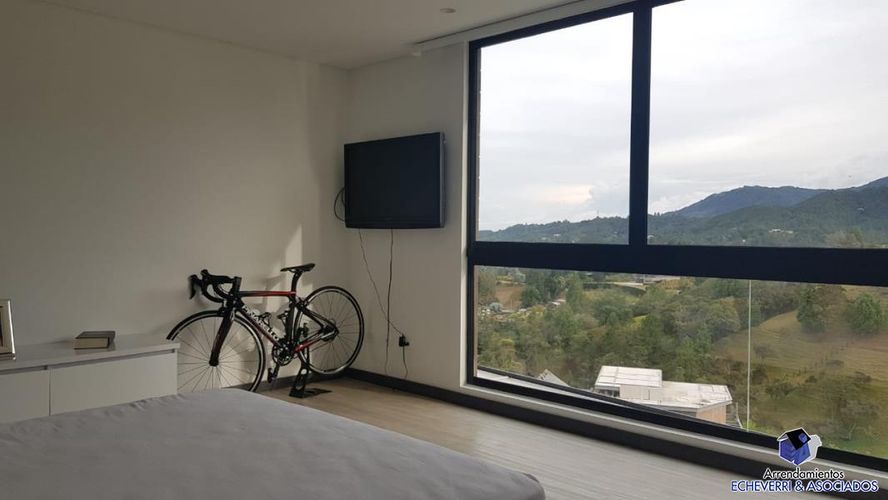 Casa de 4 alcobas en venta en Loma Del Escobero, Envigado, 1610 m² · foto 5 de 11
