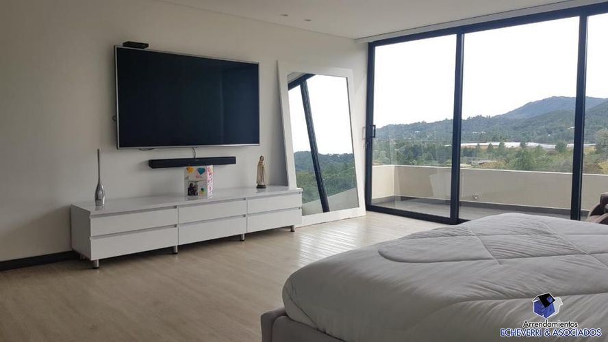 Casa de 4 alcobas en venta en Loma Del Escobero, Envigado, 1610 m² · foto 7 de 11