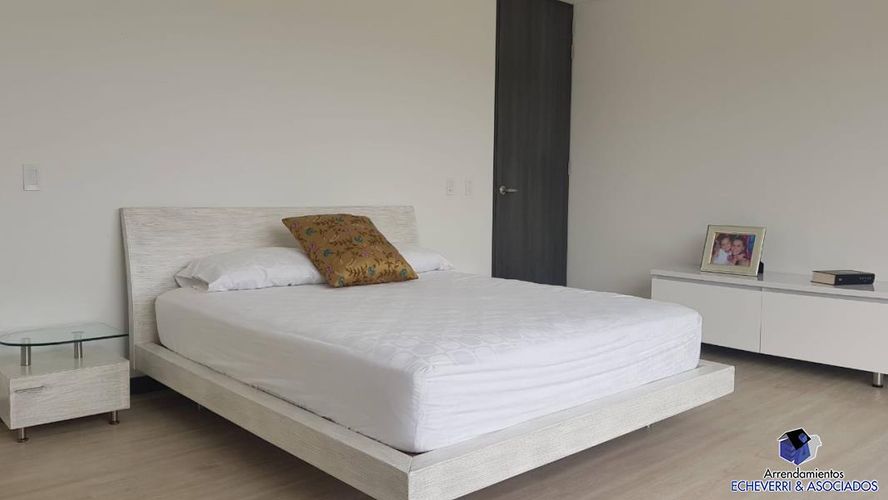 Casa de 4 alcobas en venta en Loma Del Escobero, Envigado, 1610 m² · foto 8 de 11