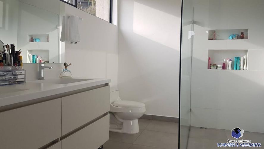 Casa de 4 alcobas en venta en Loma Del Escobero, Envigado, 1610 m² · foto 11 de 11