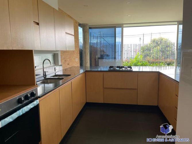 Casa de 4 alcobas en venta en Loma El Atravesado, Envigado, 300 m² · foto 7 de 19