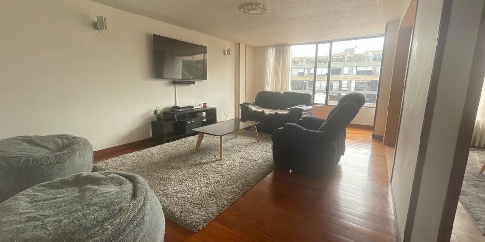Apartamento de 3 alcobas en venta en Santa Barbara Central, Bogotá, 187 m² · foto 2 de 24