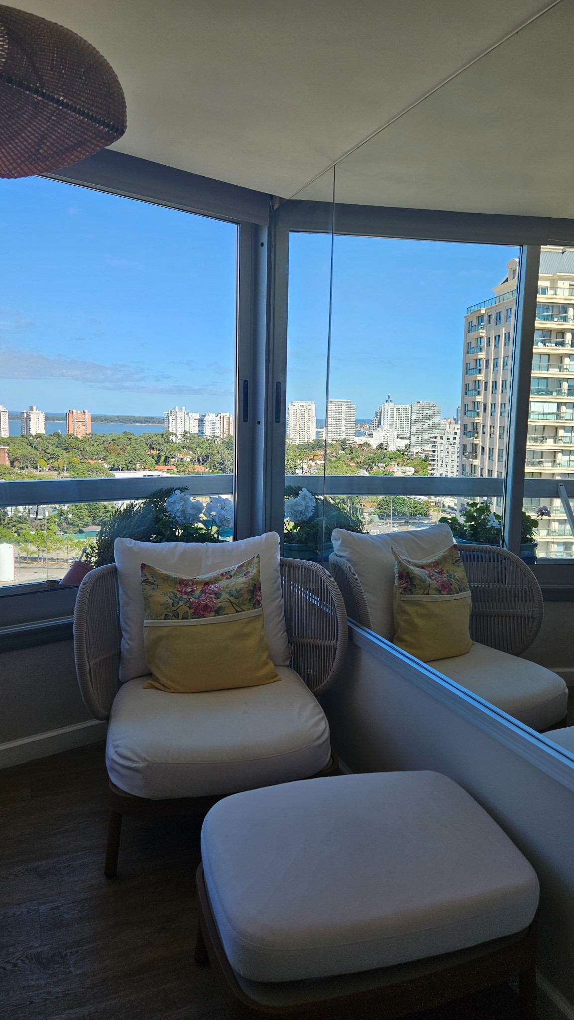 Apartamento de excelente calidad, frente a Punta Shopping