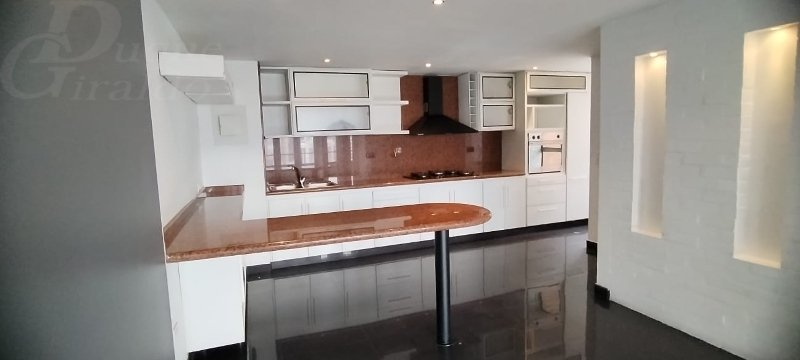 Apartamento en arriendo en El Poblado, Medellín · foto 3 de 15