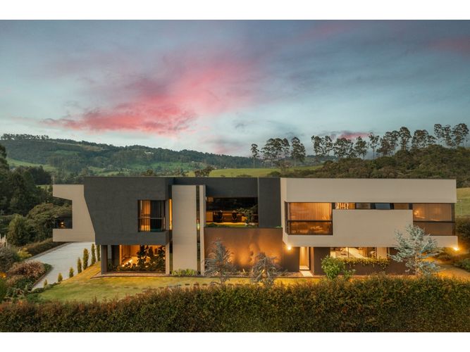 Casa de 6 alcobas en venta en Las Palmas, Envigado, 1045 m² · foto 2 de 24