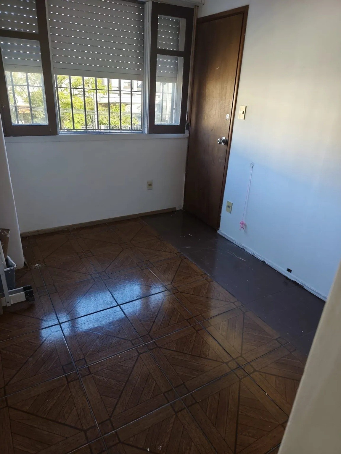ALQUILER EN MALVIN, MONO AMBIENTE EN PRIMER PISO POR ESCALERA, AL FRENTE, COCINA DEFINIDA, GASTOS BAJOS