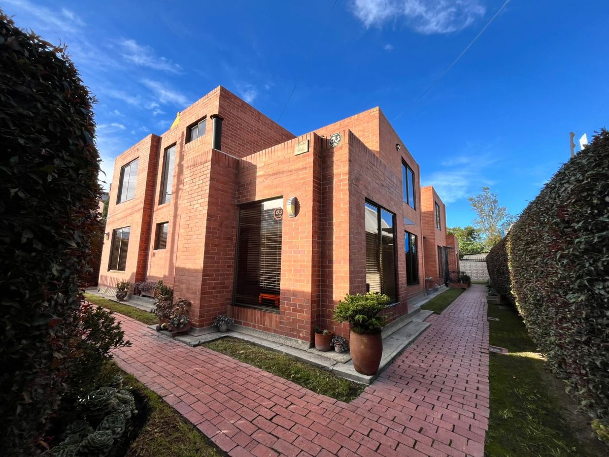 Casa en venta en Engativá, Bogotá · foto 2 de 24