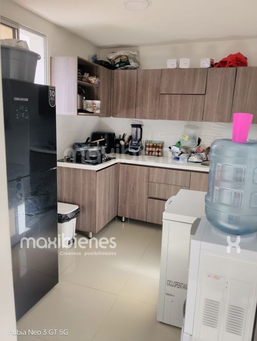 Casa de 4 alcobas en venta en Campo Valdes No.2, Medellín, 213 m² · foto 2 de 9