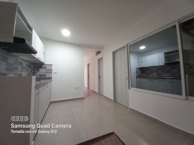 Edificio en venta en Departamental, Cali, 200 m² · foto 2 de 13