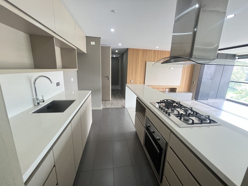 Apartamento en arriendo en Altos Del Poblado, Medellín · foto 3 de 14