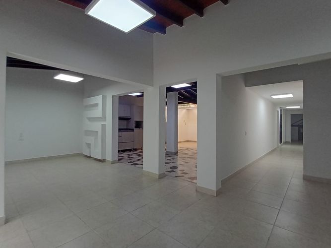 Oficina en arriendo en La America, Medellín, 200 m² · foto 2 de 18