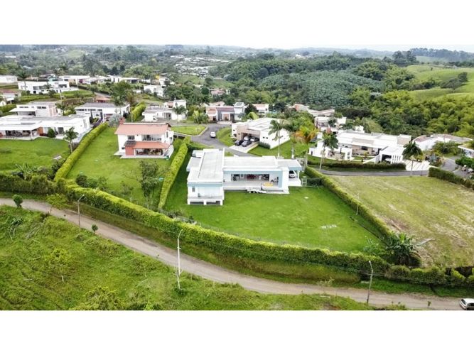 Casa de 4 alcobas en venta en Tribunas Corcega, Pereira, 1834 m² · foto 2 de 19