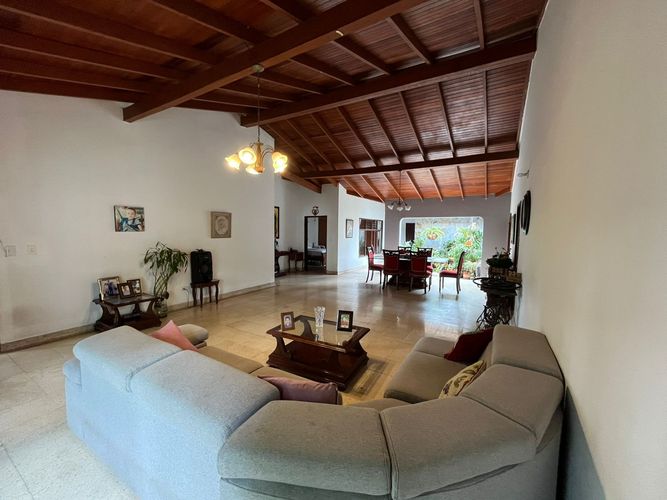 Casa de 4 alcobas en venta en Prados Del Norte, Cali, 318 m² · foto 2 de 10
