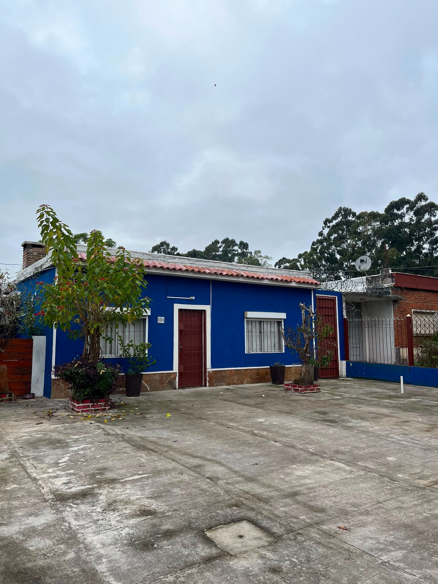 Gran terreno con casa y apartamento a la venta en Manga