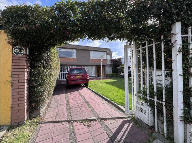 Casa de 4 alcobas en venta en Ilarco, Bogotá, 270 m² · foto 2 de 24