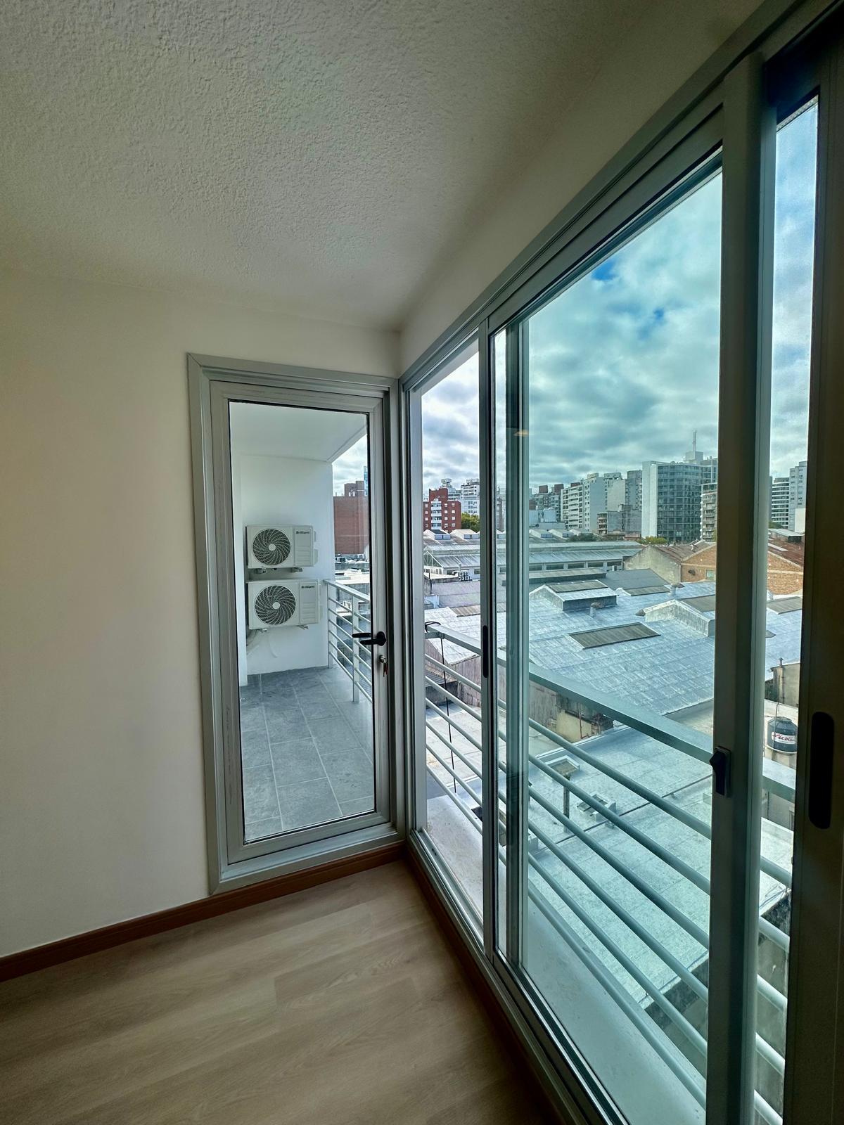A estrenar: 1 Dormitorio con balcón y aire acondicionado en Tres Cruces! Garage opcional