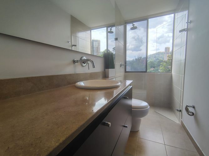 Apartamento de 2 alcobas en arriendo en Altos Del Poblado, Medellín, 145 m² · foto 16 de 18
