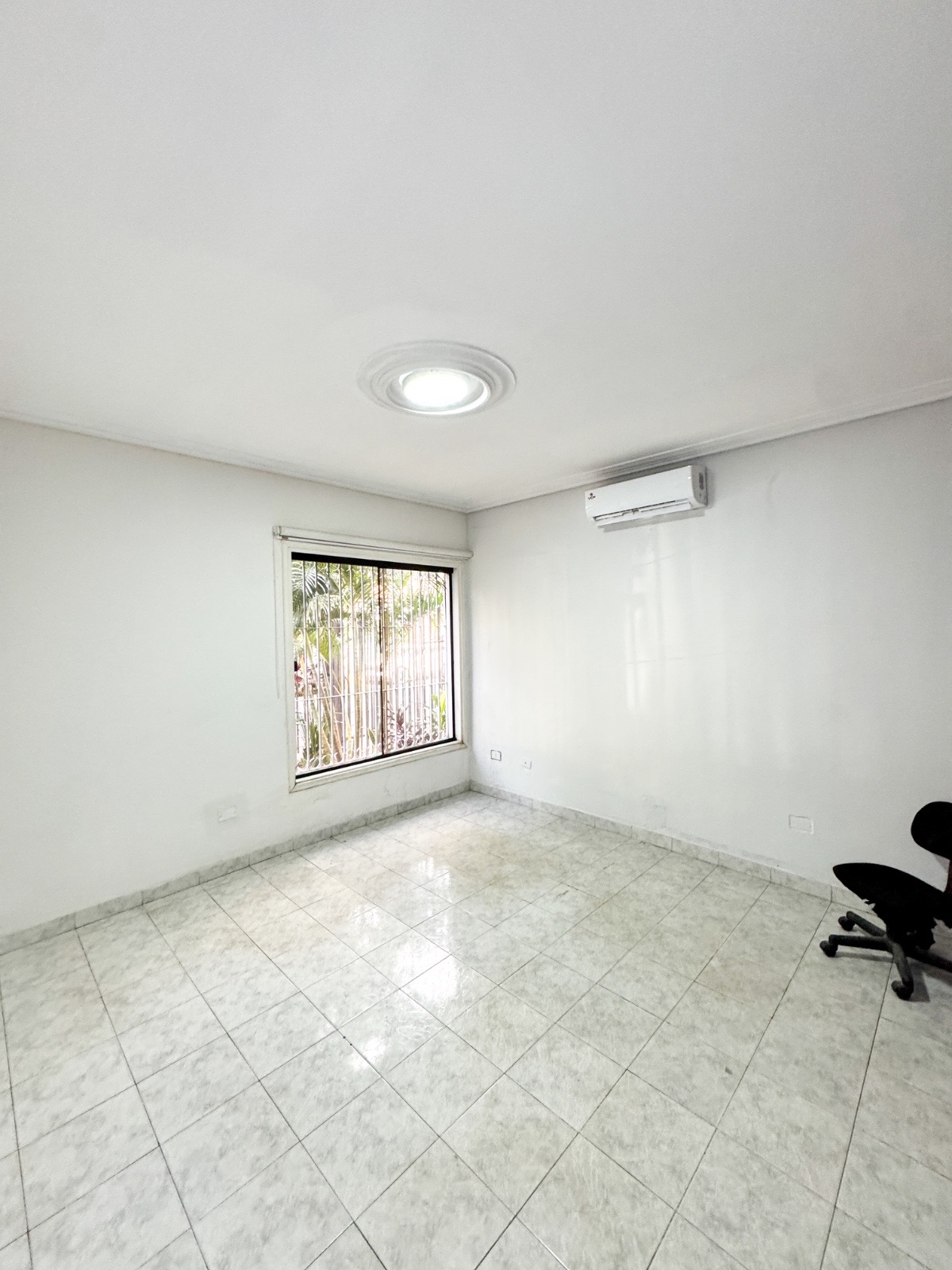 Alquilo Casa  P/ oficina o rubro comercial  con 4 oficinas mas amplia recepcion en Zona Quinta San jose . Leon Condeu — foto 2