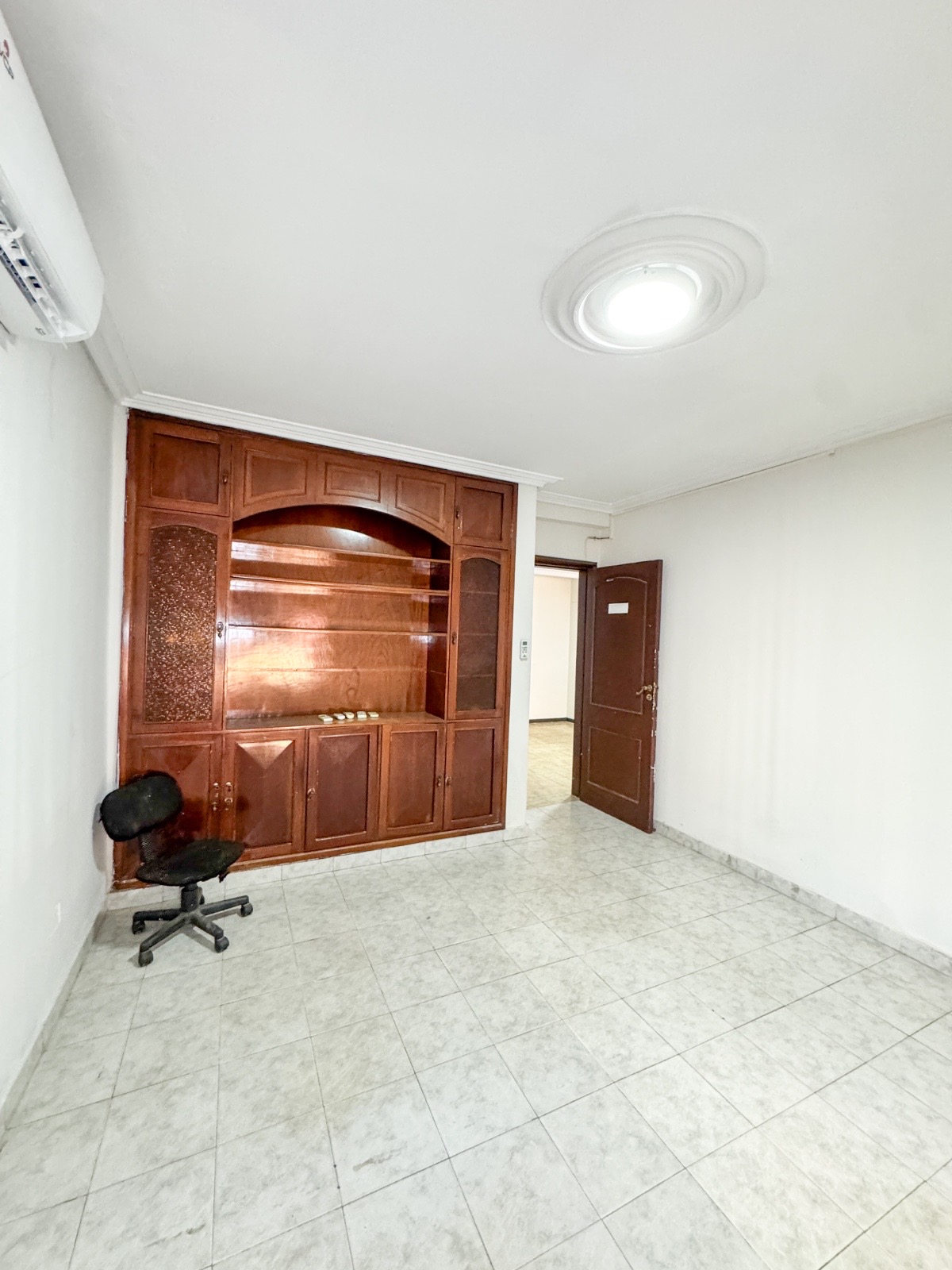 Alquilo Casa  P/ oficina o rubro comercial  con 4 oficinas mas amplia recepcion en Zona Quinta San jose . Leon Condeu — foto 3
