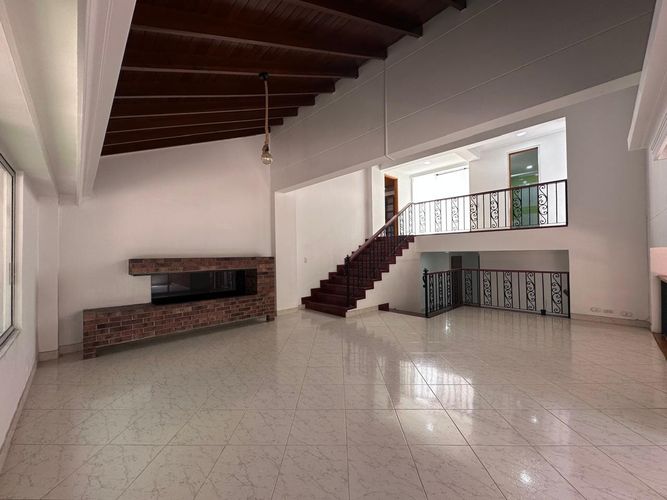 Casa de 4 alcobas en arriendo en El Poblado, Medellín, 261 m² · foto 2 de 19