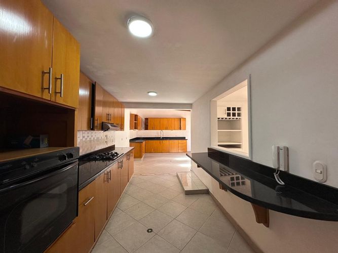 Casa de 4 alcobas en arriendo en El Poblado, Medellín, 261 m² · foto 10 de 19