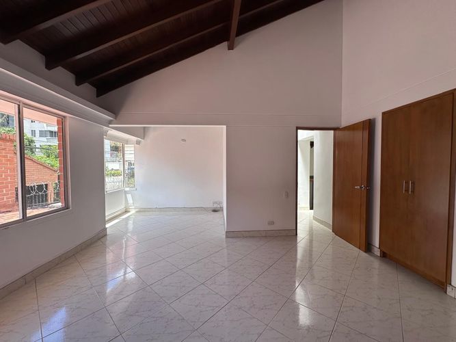 Casa de 4 alcobas en arriendo en El Poblado, Medellín, 261 m² · foto 4 de 19