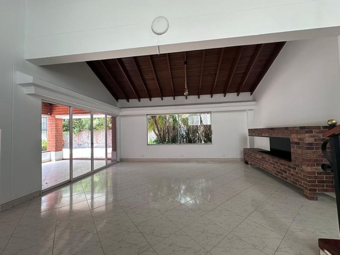 Casa de 4 alcobas en arriendo en El Poblado, Medellín, 261 m² · foto 6 de 19