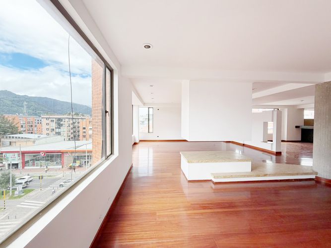 Apartamento de 5 alcobas en venta en Santa Barbara, Bogotá, 340 m² · foto 2 de 19