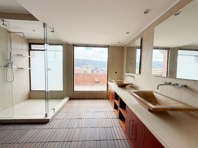 Apartamento de 5 alcobas en venta en Santa Barbara, Bogotá, 340 m² · foto 16 de 19