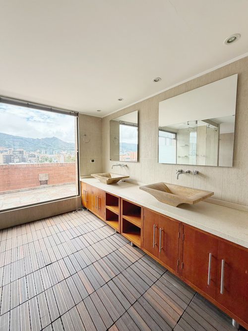 Apartamento de 5 alcobas en venta en Santa Barbara, Bogotá, 340 m² · foto 18 de 19