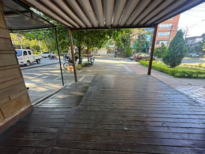 Local en arriendo en La Castellana, Medellín, 120 m² · foto 2 de 11