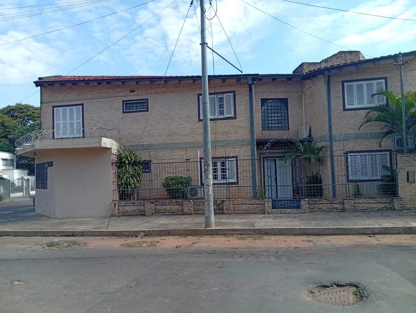 Casa con Piscina En Venta- Barrio Santa Librada- Asunción — foto 3