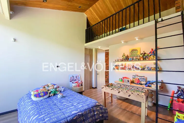 Casa de 6 alcobas en venta en Loma Del Escobero, Envigado, 1113 m² · foto 12 de 24