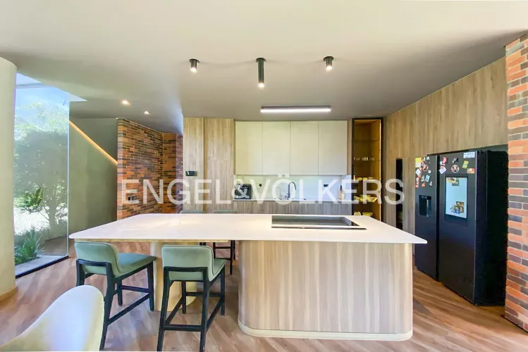 Casa de 6 alcobas en venta en Loma Del Escobero, Envigado, 1113 m² · foto 4 de 24