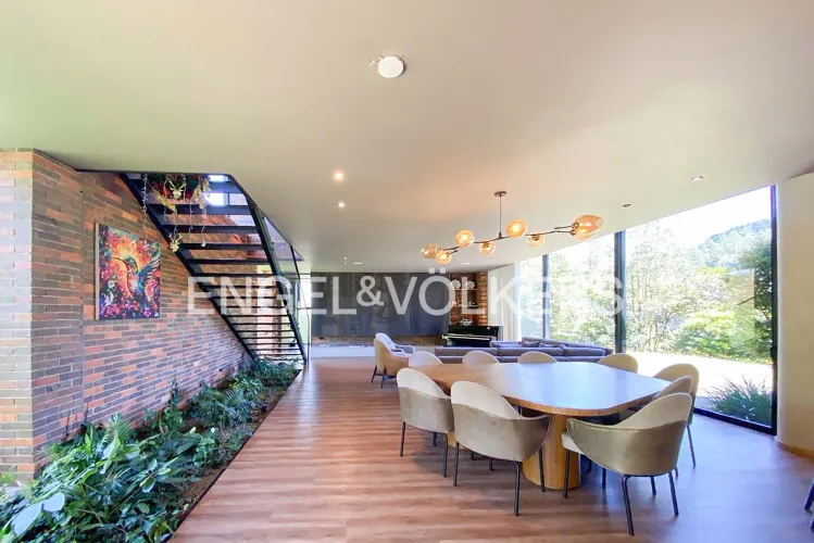Casa de 6 alcobas en venta en Loma Del Escobero, Envigado, 1113 m² · foto 2 de 24