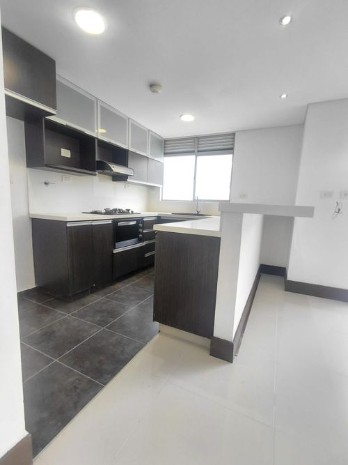 Apartamento de 3 alcobas en arriendo en Loma Del Esmeraldal, Envigado, 94 m² · foto 4 de 14