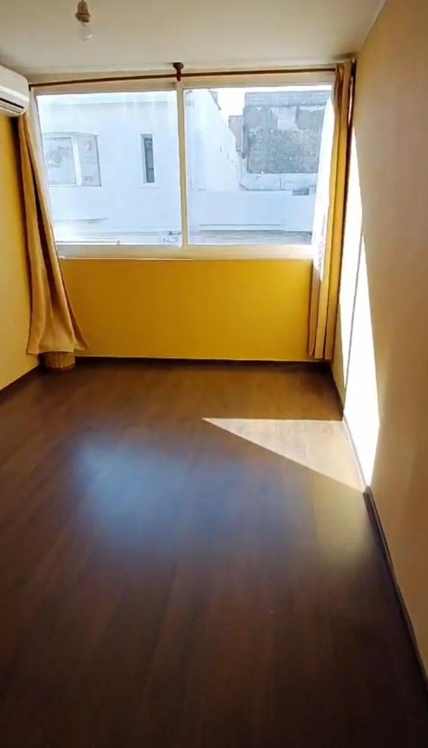 ALQUILER MONO AMBIENTE EN CIUDAD VIEJA, POR ESCALERA AL FRENTE, AIRE, GASTOS COMUNES BAJOS
