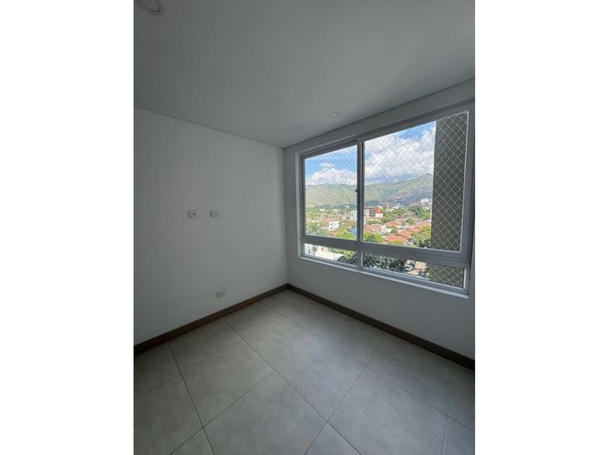 Apartamento en venta en La Flora, Cali · foto 3 de 13