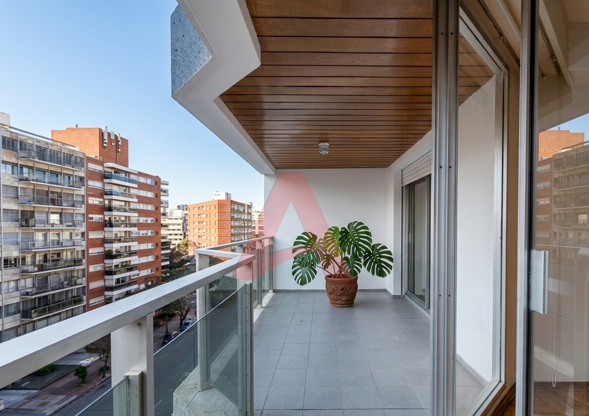 POCITOS A MTS DEL MAR – ALQUILER APARTAMENTO DE 3 DORMITORIOS Y SERVICIO – TERRAZA CON PARRILLERO -GARAJE PARA 2 AUTOS